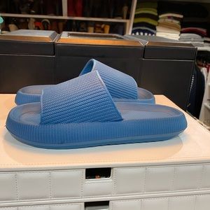 Cloud slippers/flip flops